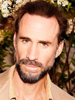 Джозеф Файнс в роли Сайласа Холмса